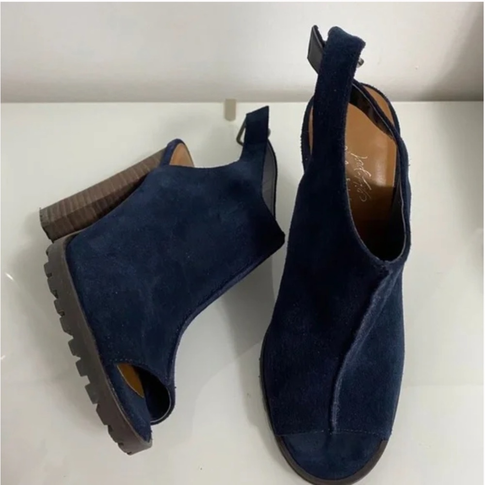 Like-New- Y2K 424 Fifth Lord and Taylor Leather Suede Deanna Opened-Toed Heels